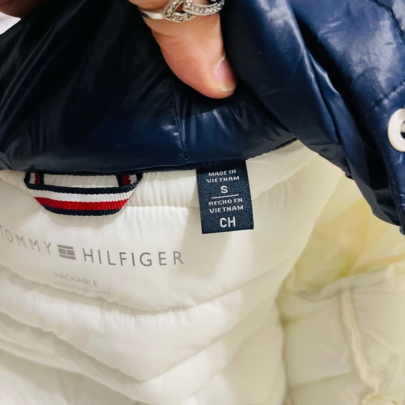 Like New Women Size Small Tommy Hilfiger Packable Hooded Puffer Jacket In white - Picture 11 of 16